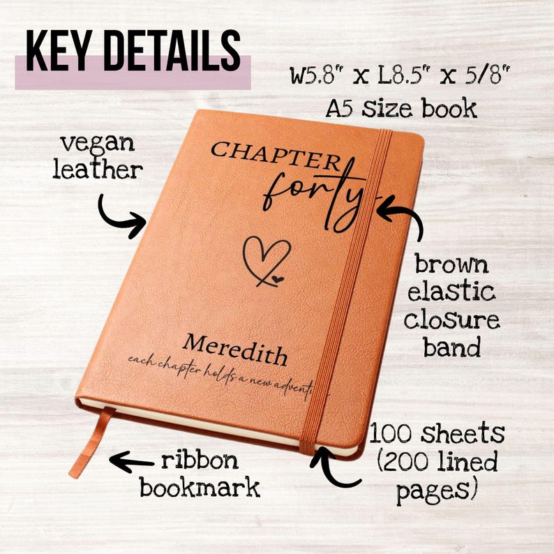 Puede incluir: Un libro A5 de cuero vegano de color marr&oacute;n con el texto "CHAPTER forty" y "Meredith" impreso en la portada. El libro tiene una banda el&aacute;stica marr&oacute;n, un marcap&aacute;ginas de cinta y 100 hojas (200 p&aacute;ginas con l&iacute;neas). Mide 14,7 cm x 21,6 cm x 1,6 cm.