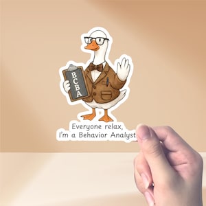 Könnte beinhalten: Ein Aufkleber mit einer Comic-Gans, die eine Brille, eine Fliege und einen braunen Blazer trägt und einen Klemmbrett mit der Aufschrift "BCBA" hält. Der Aufkleber enthält den Text "Everyone relax, I'm a Behavior Analyst."