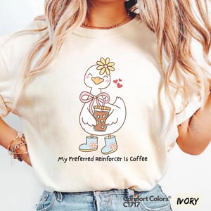 Dumme Gans Mein bevorzugter Verstärker ist Kaffee Komfort Colors® T-Shirt für BCBA, ABA, Rbt, Sped Lehrer, Verhaltensspezialist Abschlussgeschenk