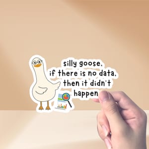 Peut inclure: Une oie blanche portant des lunettes avec le texte "silly goose, if there is no data, then it didn't happen" et un graphique avec une loupe.