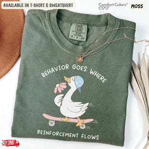 Koszulka z nadrukiem Silly Goose Comfort Colors ABA, RBT, SPED – „Zachowanie idzie tam, gdzie płynie wzmocnienie”