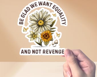 Alégrate de que queramos igualdad, no venganza. Pegatina de flores silvestres: regalo feminista de derechos humanos.