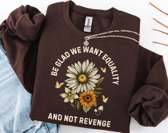 Alégrate de que queramos igualdad, no venganza. Sudadera vintage con flores silvestres, Derechos de las mujeres.