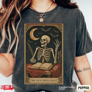 Der Psychologe Halloween Skeleton Tarot Karte Comfort Farben T-Shirt für Schulpsychologe, Ratgeber, Tarot Karten Liebhaber Geschenk