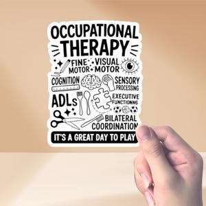 Peut inclure: Autocollant noir et blanc avec le texte "Occupational Therapy" et des illustrations de divers outils et activités liés à l'ergothérapie, notamment un crayon, un cerveau, des ciseaux, une cuillère, une brosse à dents, un puzzle, un ballon de football et un ballon de basket. Le texte "It's a great day to play" est en bas de l'autocollant.