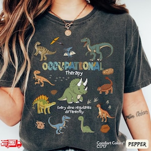 T-shirt "Retro Dinosaur Occupational Therapy Comfort Colors": regalo di laurea per assistente di terapia occupazionale (OT OTA).