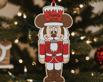 Nussknacker Ornament, Disney Mickey Ornament, personalisierte Holzweihnachtsverzierung, benutzerdefinierte Nussknacker-Dekor, Weihnachtsbaum-Andenken