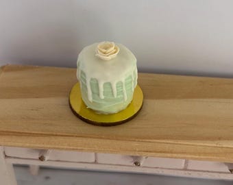 1:12 Puppenhaus Miniatur blassgrüner Rosen Drip Cake auf einem Brett