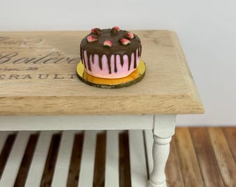 1:12 Puppenhaus-Miniatur Rosa Kuchen und Schokolade auf einem Brett