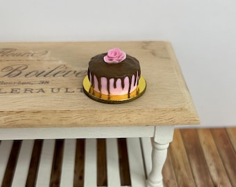 1:12 Puppenhaus Miniatur Schokoladenkuchen auf Kuchenbrett