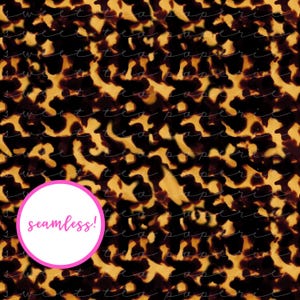Puede incluir: Patrón sin costuras con diseño de caparazón de tortuga en tonos marrones y amarillos. El patrón tiene un aspecto moteado con formas irregulares y una superposición de escritura a mano. Un círculo rosa y blanco con la palabra "seamless!" está en la esquina inferior izquierda.