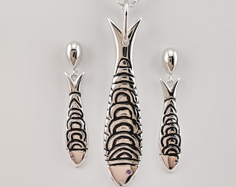 Juego de pez hecho a mano en plata de ley maciza con escamas oxidadas y baño de oro blanco.