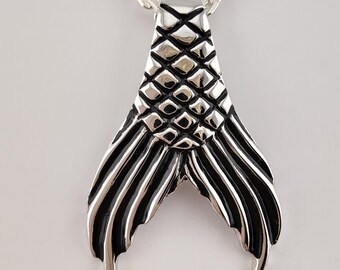Colgante de cola de pez oceánico de plata de ley maciza para hombre – Diseño oxidado hecho a mano
