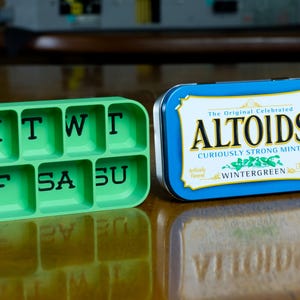 Altoid Tin Weekly Pill Organizer MÅNDAGSVERSION | Vitaminer, Medicinering, Hostmedicin. Lättlästa bokstäver. Tillverkad i Alaska, USA!
