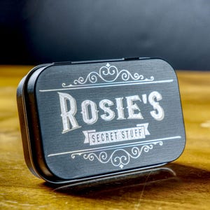 Benutzerdefinierte gravierte Metalldose Box - Personalisieren Sie mit Ihrem Namen oder Geschenk an einen Freund - ideal für die Organisation von Sachen - Made in Alaska, USA