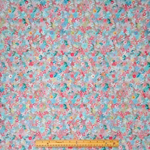 Små blårosa gulgröna blommor blommigt quiltningstyg i bomull - Material - Yardage - Tyg per meter bild 2