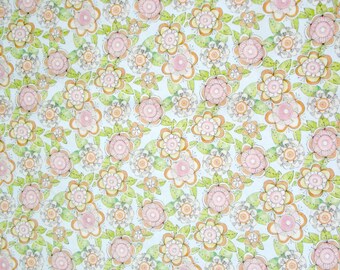 Ljusblått rosa gulgrönt blommigt quilttyg med bomullstryck - Material - Yardage - Tyg per meter