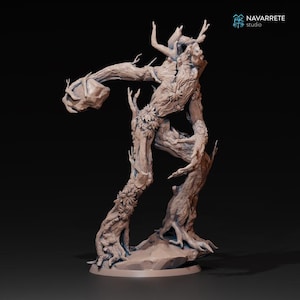 Op de afbeelding: Een gedetailleerde sculptuur van een humanoïde boomfiguur, die een rots vasthoudt. De figuur is gemaakt van houtachtig materiaal, met ingewikkelde details van takken, bladeren en wortels. De sculptuur heeft een natuurlijk, aards kleurenpalet. De tekst "NAVARRETE studio" is zichtbaar.