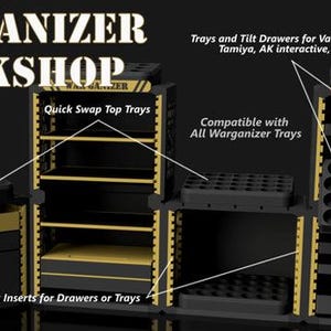 Peut inclure: Organisateur d'atelier modulaire noir et or avec le texte "WAR-GANIZER WORKSHOP". Comprend des panneaux latéraux interchangeables, des plateaux supérieurs à échange rapide et des inserts de rack. Compatible avec diverses marques de peinture.