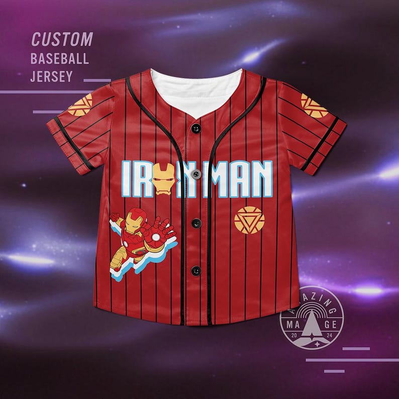 K&ouml;nnte beinhalten: Rotes und schwarzes Baseballtrikot mit wei&szlig;em Kragen und kurzen &Auml;rmeln. Das Trikot hat ein gestreiftes Muster und zeigt ein Comicbild von Iron Man mit dem Text "IRON MAN" auf der Vorderseite.