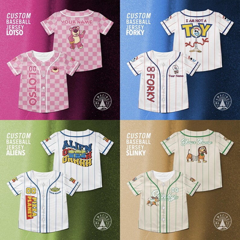 Puede incluir: Cuatro camisetas de b&eacute;isbol personalizadas con dise&ntilde;os de personajes. Camiseta rosa Lotso con estampado de cuadros, camiseta blanca Forky con rayas rojas, camiseta blanca Aliens con rayas azules y camiseta beige Slinky con rayas verdes. Cada camiseta tiene un dise&ntilde;o &uacute;nico.