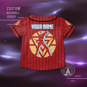 K&ouml;nnte beinhalten: Rotes und schwarzes Baseballtrikot mit einem wei&szlig;en Streifen auf der Vorderseite. Das Trikot hat ein gro&szlig;es Bild von Iron Man in der Mitte mit dem Text "YOUR NAME" dar&uuml;ber.