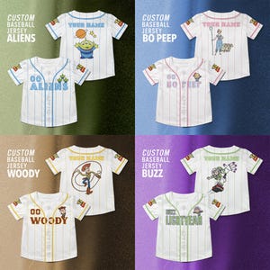 Puede incluir: Camisetas de b&eacute;isbol blancas con dise&ntilde;os de personajes y los textos "ALIENS", "BO PEEP", "WOODY" y "BUZZ LIGHTYEAR". Cada camiseta tiene una versi&oacute;n m&aacute;s peque&ntilde;a a juego. Las camisetas superiores tienen "YOUR NAME".