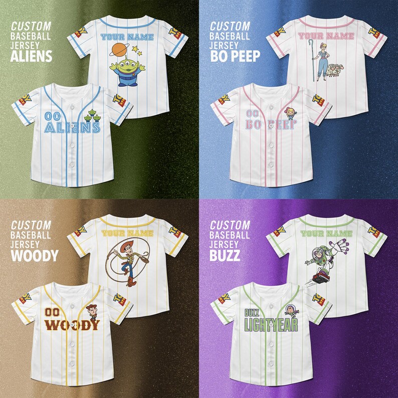 Puede incluir: Camisetas de b&eacute;isbol blancas con dise&ntilde;os de personajes y los textos "ALIENS", "BO PEEP", "WOODY" y "BUZZ LIGHTYEAR". Cada camiseta tiene una versi&oacute;n m&aacute;s peque&ntilde;a a juego. Las camisetas superiores tienen "YOUR NAME".