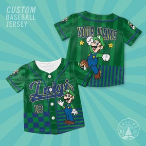Pu&ograve; includere: Maglia da baseball verde con grafica di Luigi dei cartoni animati. La maglia ha una parte anteriore con bottoni, bottoni bianchi e la scritta "Luigi's 19". Il retro della maglia presenta la scritta "YOUR NAME" e una grafica di Luigi. &Egrave; una maglia da baseball personalizzata.
