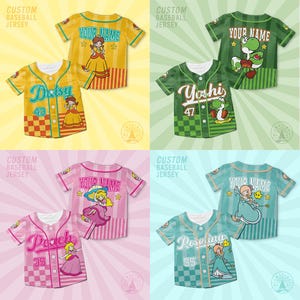 Pu&ograve; includere: Quattro maglie da baseball personalizzate in giallo, verde, rosa e verde acqua. Ogni maglia presenta una grafica del personaggio, un nome e un numero. Il testo "CUSTOM BASEBALL JERSEY" &egrave; nella parte superiore di ogni immagine.