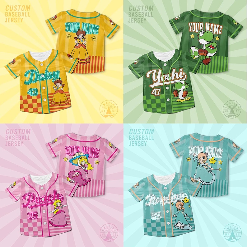 Pu&ograve; includere: Quattro maglie da baseball personalizzate in giallo, verde, rosa e verde acqua. Ogni maglia presenta una grafica del personaggio, un nome e un numero. Il testo "CUSTOM BASEBALL JERSEY" &egrave; nella parte superiore di ogni immagine.