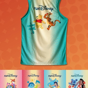 Könnte beinhalten: Ein türkis-cremefarbenes Tanktop mit dem "runDisney"-Logo und den Zeichentrickfiguren Winnie Puuh und Tiger. Das Tanktop hat ein gepunktetes Muster und ist Teil einer Disney-Themen-Laufbekleidungskollektion.
