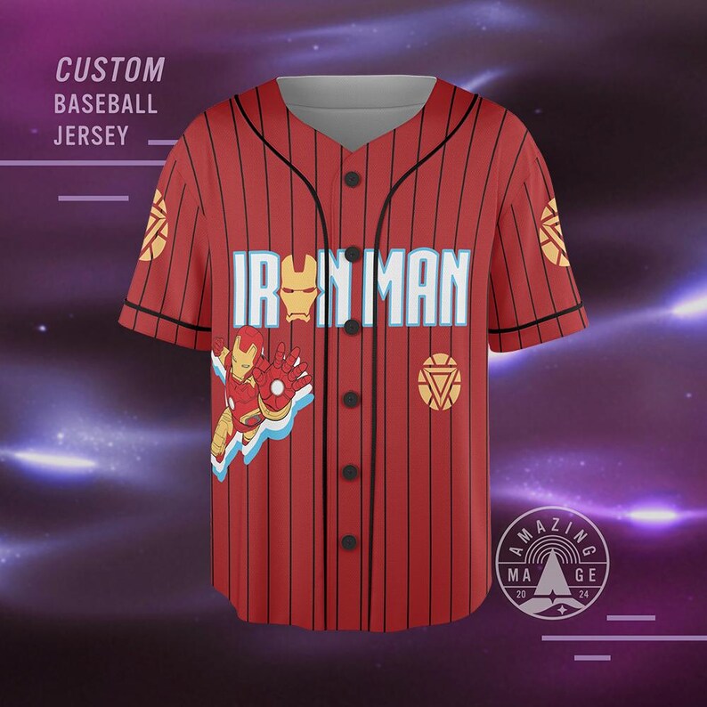 K&ouml;nnte beinhalten: Ein rot-wei&szlig;es Baseballtrikot mit einem gestreiften Muster. Das Trikot zeigt ein Comicbild von Iron Man mit dem Text "Iron Man" &uuml;ber dem Bild.