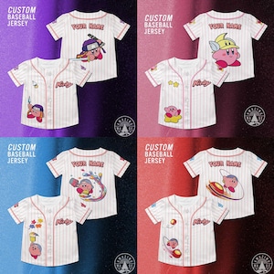 Pu&ograve; includere: Maglie da baseball a righe bianche e rosse con disegni di personaggi dei cartoni animati. Le maglie presentano la scritta "YOUR NAME" e "Kirby". L'immagine include anche il testo "CUSTOM BASEBALL JERSEY".
