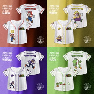 Pu&ograve; includere: Quattro maglie da baseball personalizzate con personaggi di Super Mario: Mario, Wario, Wariugi e Yoshi. Ogni maglia &egrave; bianca con gessati verticali e grafica dei personaggi. Il testo "YOUR NAME" &egrave; sopra l'immagine del personaggio.