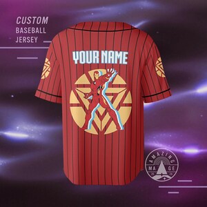 K&ouml;nnte beinhalten: Ein rotes und schwarzes Baseballtrikot mit einem wei&szlig;en Streifenmuster. Das Trikot zeigt ein gro&szlig;es kreisf&ouml;rmiges Design mit einer roten und goldenen Iron-Man-Figur in der Mitte. Der Text "YOUR NAME" ist &uuml;ber dem Design gedruckt.