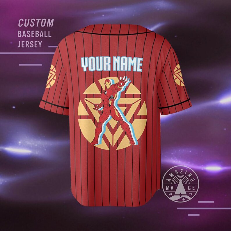 K&ouml;nnte beinhalten: Ein rotes und schwarzes Baseballtrikot mit einem wei&szlig;en Streifenmuster. Das Trikot zeigt ein gro&szlig;es kreisf&ouml;rmiges Design mit einer roten und goldenen Iron-Man-Figur in der Mitte. Der Text "YOUR NAME" ist &uuml;ber dem Design gedruckt.