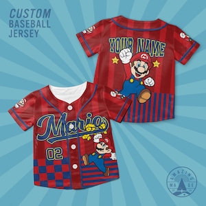 Pu&ograve; includere: Maglia da baseball rossa con strisce verticali e grafica di Mario. La maglia presenta il nome "Mario" in corsivo blu, il numero "02" e la scritta "YOUR NAME" sul retro. La maglia ha un'abbottonatura frontale.