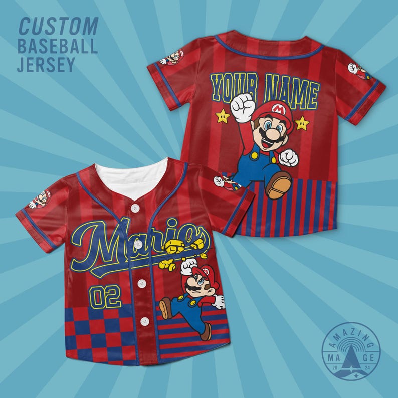 Pu&ograve; includere: Maglia da baseball rossa con strisce verticali e grafica di Mario. La maglia presenta il nome "Mario" in corsivo blu, il numero "02" e la scritta "YOUR NAME" sul retro. La maglia ha un'abbottonatura frontale.