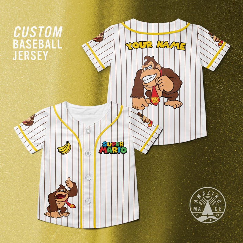 Pu&ograve; includere: Maglia da baseball bianca con sottili righe marroni, bordi gialli e grafica di Donkey Kong. La maglia ha la scritta "YOUR NAME" sul retro e "SUPER MARIO" sul davanti. &Egrave; visibile anche la scritta "CUSTOM BASEBALL JERSEY".