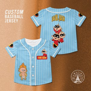 Può includere: Maglia da baseball azzurra con sottili gessati bianchi e la scritta "CUSTOM BASEBALL JERSEY". La maglia presenta grafiche a cartoni animati di Jack-Jack Parr de Gli Incredibili. La parte posteriore della maglia dice "JACK-JACK".