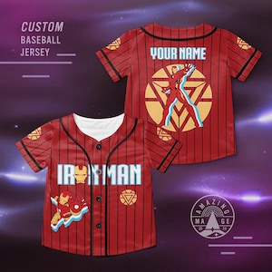 K&ouml;nnte beinhalten: Rotes und schwarzes Baseballtrikot mit einem wei&szlig;en Streifenmuster. Die Vorderseite des Trikots zeigt ein Comicbild von Iron Man im Flug mit dem Text "IRON MAN". Die R&uuml;ckseite des Trikots hat ein rotes und gelbes Iron Man Logo mit dem Text "YOUR NAME".