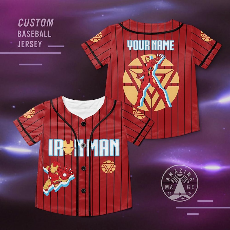 K&ouml;nnte beinhalten: Rotes und schwarzes Baseballtrikot mit einem wei&szlig;en Streifenmuster. Die Vorderseite des Trikots zeigt ein Comicbild von Iron Man im Flug mit dem Text "IRON MAN". Die R&uuml;ckseite des Trikots hat ein rotes und gelbes Iron Man Logo mit dem Text "YOUR NAME".