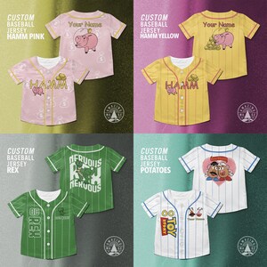 Puede incluir: Una colecci&oacute;n de camisetas de b&eacute;isbol personalizadas en rosa, amarillo, verde y blanco. Cada camiseta presenta dise&ntilde;os &uacute;nicos, incluyendo un cerdo con dinero, un dinosaurio y personajes de una popular pel&iacute;cula de animaci&oacute;n. Las camisetas tienen texto que dice "Your Name", "HAMM", "REX" y "POTATOES".