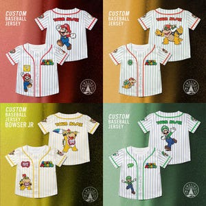 Może przedstawiać: Cztery białe koszulki baseballowe w pionowe paski z grafikami postaci z Super Mario. Każda koszulka posiada zapięcie na guziki, napis Super Mario oraz miejsce na własne imiona. Postacie to Mario, Bowser, Bowser Jr oraz Luigi.