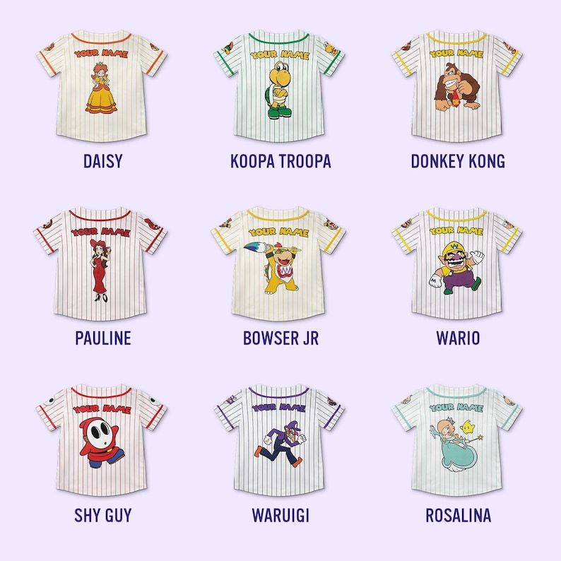 Pu&ograve; includere: Nove maglie da baseball a righe con grafiche di personaggi. Ogni maglia ha "YOUR NAME" sopra la grafica. I personaggi includono Daisy, Koopa Troopa, Donkey Kong, Pauline, Bowser Jr, Wario, Shy Guy, Waluigi e Rosalina.