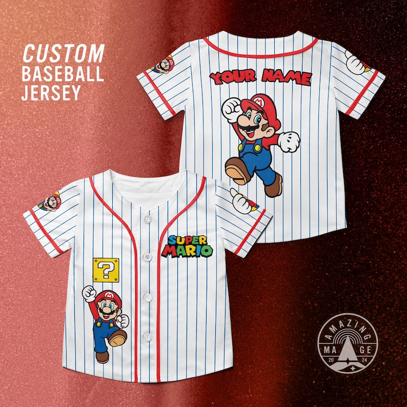 Pu&ograve; includere: Maglia da baseball bianca con gessati blu e finiture rosse. Presenta una grafica di Super Mario e la scritta "YOUR NAME". La maglia ha un'abbottonatura frontale e maniche corte. &Egrave; visibile anche la scritta "CUSTOM BASEBALL JERSEY".