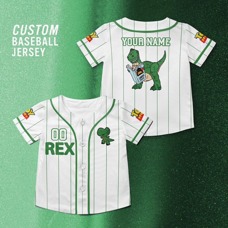 Puede incluir: Camiseta de b&eacute;isbol blanca con finas rayas verdes y detalles. La camiseta muestra "REX" y "00" en la parte delantera. La parte trasera presenta un dinosaurio de dibujos animados leyendo un libro, con "YOUR NAME" encima. Mangas cortas.