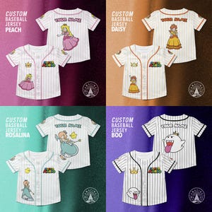 Pu&ograve; includere: Maglie da baseball bianche con disegni di personaggi. Le maglie presentano la scritta "YOUR NAME" sopra l'immagine del personaggio. Le maglie hanno la scritta "SUPER MARIO" sul davanti. I personaggi includono Peach, Daisy, Rosalina e Boo.