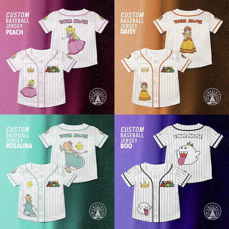 Pu&ograve; includere: Maglie da baseball bianche con disegni di personaggi. Le maglie presentano la scritta "YOUR NAME" sopra l'immagine del personaggio. Le maglie hanno la scritta "SUPER MARIO" sul davanti. I personaggi includono Peach, Daisy, Rosalina e Boo.